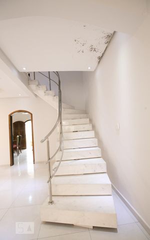 Casa para alugar com 332m², 5 quartos e 2 vagasEscada da sala