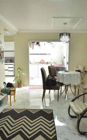 Casa de condomínio à venda com 130m², 3 quartos e 2 vagasSala