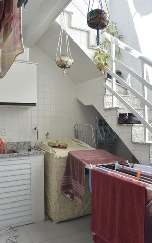 Casa de condomínio à venda com 130m², 3 quartos e 2 vagasLavanderia