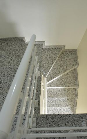 Casa de condomínio à venda com 130m², 3 quartos e 2 vagasEscada