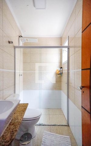 Casa à venda com 250m², 3 quartos e 2 vagas Casa à venda com 250m², 3 quartos e 2 vagasBanheiro da Suíte 2