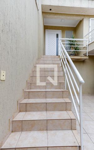Casa à venda com 250m², 3 quartos e 2 vagas Casa à venda com 250m², 3 quartos e 2 vagasEscada Entrada