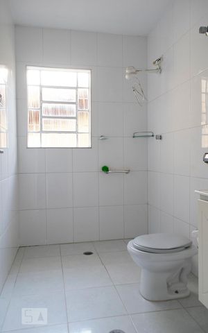 Casa à venda com 120m², 3 quartos e 8 vagas Casa à venda com 120m², 3 quartos e 8 vagasBANHEIRO