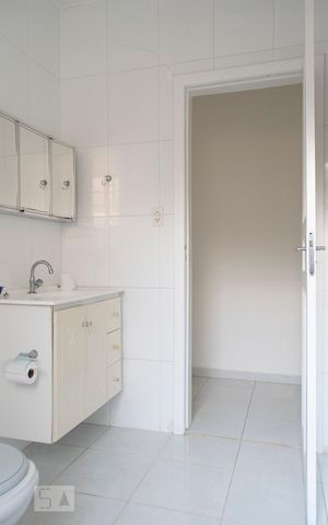 Casa à venda com 120m², 3 quartos e 8 vagas Casa à venda com 120m², 3 quartos e 8 vagasBANHEIRO