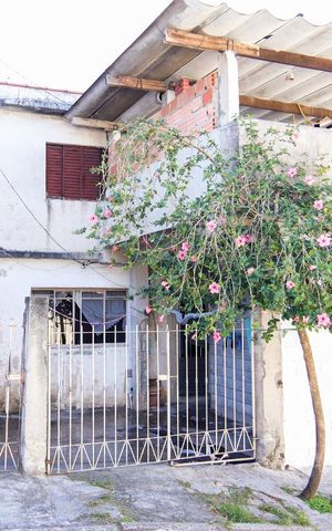 Casa para alugar com 250m², 2 quartos e 2 vagas Casa para alugar com 250m², 2 quartos e 2 vagasFachada