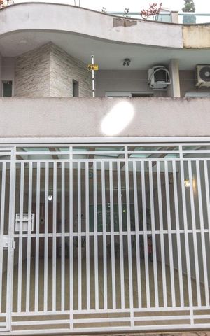 Casa para alugar com 200m², 3 quartos e 4 vagasFachada