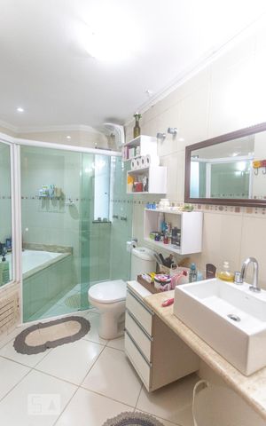 Casa para alugar com 200m², 3 quartos e 4 vagasBanheiro suíte 3