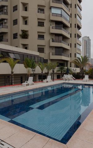 Apartamento à venda com 120m², 3 quartos e 3 vagas Apartamento à venda com 120m², 3 quartos e 3 vagasÁrea comum - Piscina