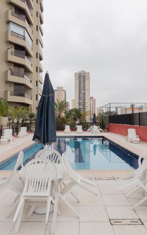 Apartamento à venda com 120m², 3 quartos e 3 vagas Apartamento à venda com 120m², 3 quartos e 3 vagasÁrea comum - Piscina