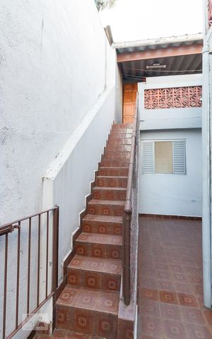 Casa à venda com 170m², 2 quartos e 2 vagasEscadas para área de serviço