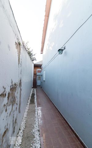 Casa à venda com 170m², 2 quartos e 2 vagasCorredor lateral externo
