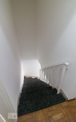 Casa à venda com 170m², 2 quartos e 2 vagasEscadas