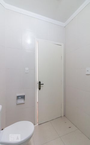 Casa à venda com 170m², 2 quartos e 2 vagasBanheiro social