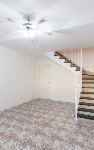 Casa à venda com 170m², 2 quartos e 2 vagasSala