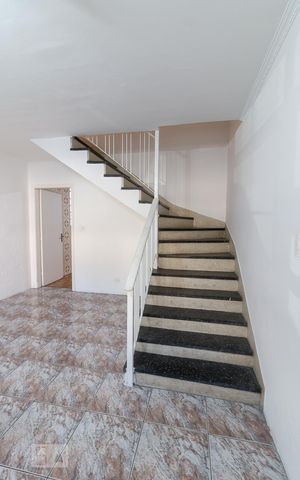 Casa à venda com 170m², 2 quartos e 2 vagasEscadas