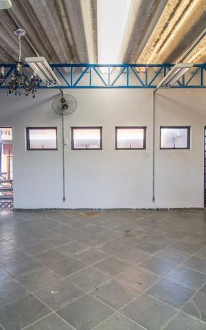 Casa à venda com 277m², 3 quartos e 5 vagas Casa à venda com 277m², 3 quartos e 5 vagasÁrea comum - Salão de festas