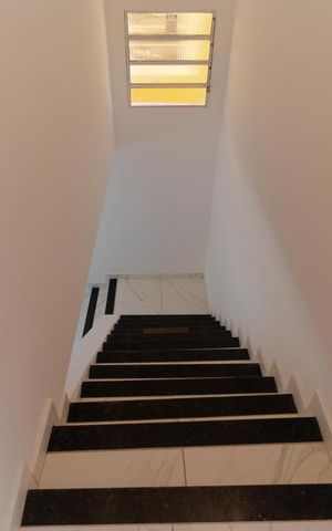 Casa para alugar com 120m², 2 quartos e 2 vagas Casa para alugar com 120m², 2 quartos e 2 vagasEscada