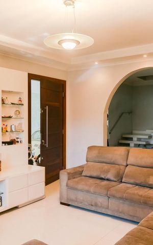 Casa à venda com 230m², 3 quartos e 3 vagas Casa à venda com 230m², 3 quartos e 3 vagasSala