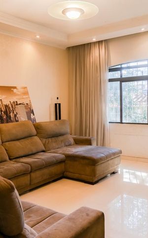 Casa à venda com 230m², 3 quartos e 3 vagas Casa à venda com 230m², 3 quartos e 3 vagasSala
