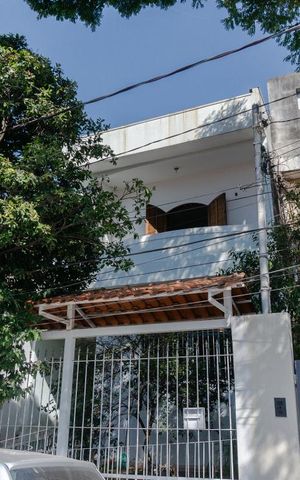Casa à venda com 230m², 3 quartos e 3 vagas Casa à venda com 230m², 3 quartos e 3 vagasFachada