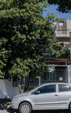 Casa à venda com 230m², 3 quartos e 3 vagas Casa à venda com 230m², 3 quartos e 3 vagasFachada