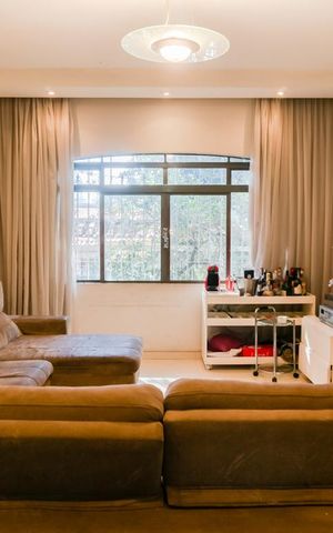 Casa à venda com 230m², 3 quartos e 3 vagas Casa à venda com 230m², 3 quartos e 3 vagasSala