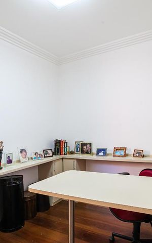 Casa à venda com 254m², 3 quartos e 3 vagas Casa à venda com 254m², 3 quartos e 3 vagasEscritório