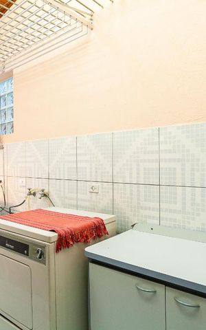 Casa à venda com 254m², 3 quartos e 3 vagas Casa à venda com 254m², 3 quartos e 3 vagasLavanderia