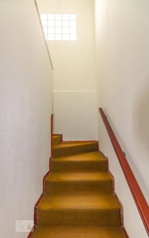 Casa à venda com 209m², 3 quartos e 2 vagas Casa à venda com 209m², 3 quartos e 2 vagasEscada