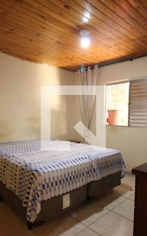 Casa à venda com 511m², 3 quartos e 7 vagasQuarto Casa Fundos