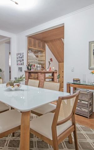 Casa à venda com 198m², 7 quartos e 4 vagas Casa à venda com 198m², 7 quartos e 4 vagasSala de Jantar