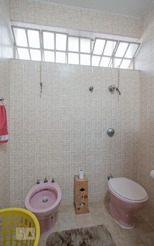 Casa à venda com 198m², 7 quartos e 4 vagas Casa à venda com 198m², 7 quartos e 4 vagasBanheiro da Suite
