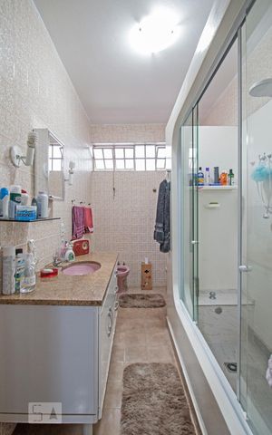 Casa à venda com 198m², 7 quartos e 4 vagas Casa à venda com 198m², 7 quartos e 4 vagasBanheiro da Suite