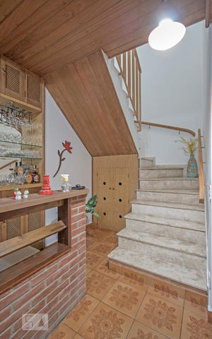 Casa à venda com 198m², 7 quartos e 4 vagas Casa à venda com 198m², 7 quartos e 4 vagasBar e Escada