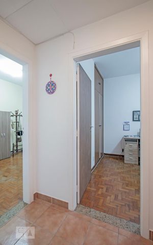 Casa à venda com 198m², 7 quartos e 4 vagas Casa à venda com 198m², 7 quartos e 4 vagasHall dos Quartos