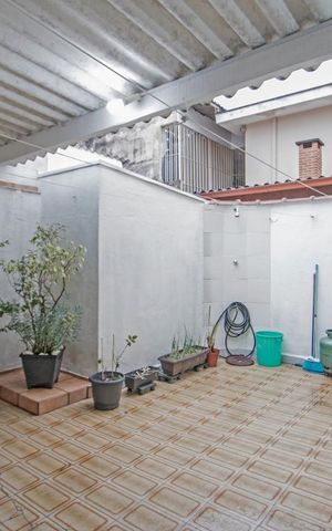 Casa à venda com 198m², 7 quartos e 4 vagas Casa à venda com 198m², 7 quartos e 4 vagasQuintal