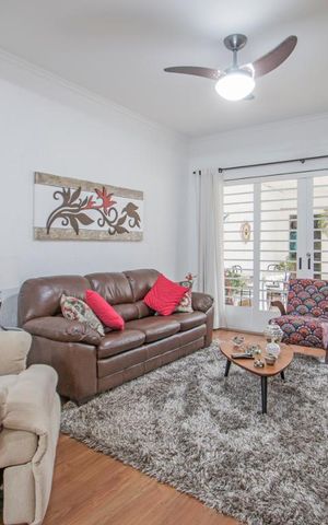 Casa à venda com 198m², 7 quartos e 4 vagas Casa à venda com 198m², 7 quartos e 4 vagasSala