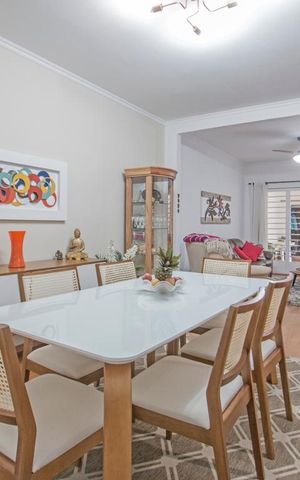 Casa à venda com 198m², 7 quartos e 4 vagas Casa à venda com 198m², 7 quartos e 4 vagasSala de Jantar