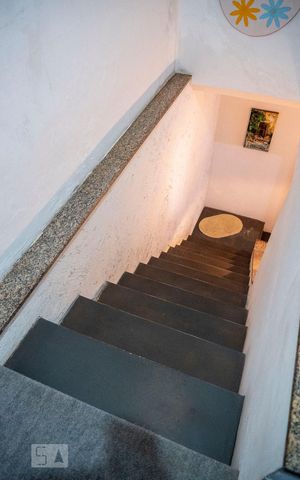 Casa à venda com 275m², 3 quartos e 2 vagasEscada