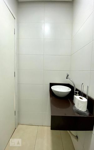 Casa à venda com 180m², 3 quartos e 2 vagas Casa à venda com 180m², 3 quartos e 2 vagasBanheiro da Suíte