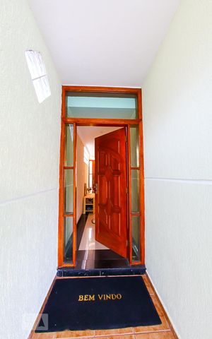 Casa à venda com 220m², 4 quartos e 4 vagas Casa à venda com 220m², 4 quartos e 4 vagasEntrada
