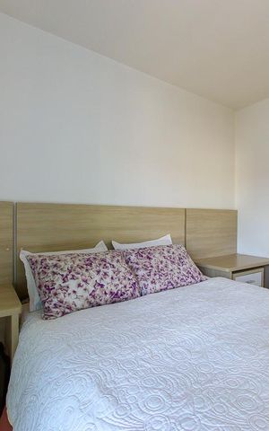 Casa à venda com 220m², 4 quartos e 4 vagas Casa à venda com 220m², 4 quartos e 4 vagasSuite
