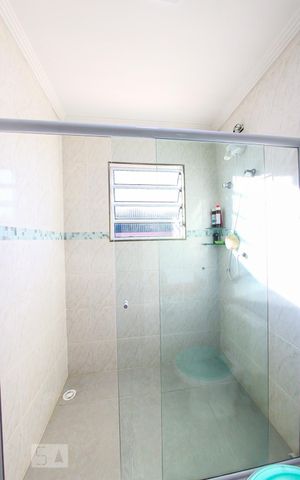 Casa à venda com 220m², 4 quartos e 4 vagas Casa à venda com 220m², 4 quartos e 4 vagasBanheiro da Suite