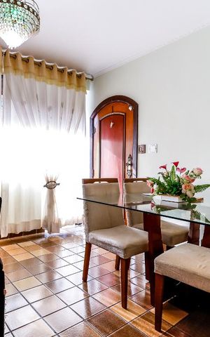 Casa à venda com 260m², 4 quartos e 3 vagas Casa à venda com 260m², 4 quartos e 3 vagasSala