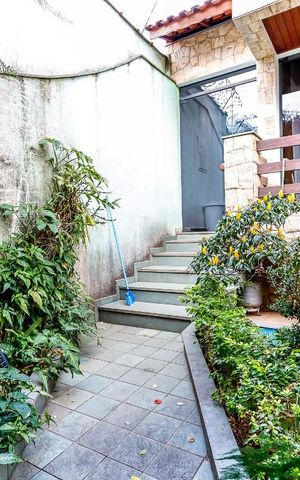 Casa à venda com 260m², 4 quartos e 3 vagas Casa à venda com 260m², 4 quartos e 3 vagasEntrada