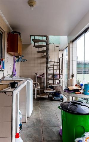 Casa à venda com 260m², 4 quartos e 3 vagas Casa à venda com 260m², 4 quartos e 3 vagasÁrea de Serviço