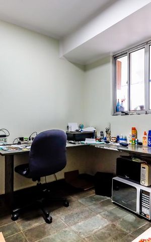 Casa à venda com 260m², 4 quartos e 3 vagas Casa à venda com 260m², 4 quartos e 3 vagasEscritório
