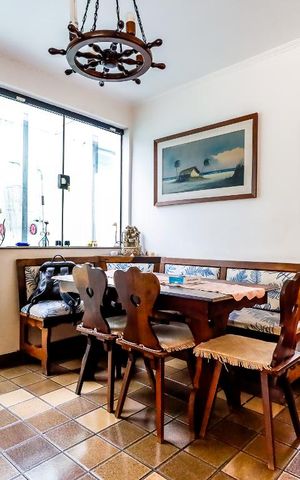 Casa à venda com 260m², 4 quartos e 3 vagas Casa à venda com 260m², 4 quartos e 3 vagasSala