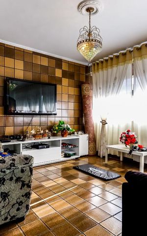 Casa à venda com 260m², 4 quartos e 3 vagas Casa à venda com 260m², 4 quartos e 3 vagasSala