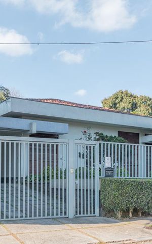 Casa à venda com 800m², 4 quartos e 6 vagasFachada